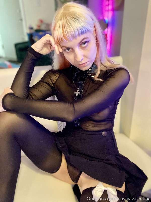 SLUT O WEEN 🖤 is my favoriteeeee holiday and it is coming!! ..