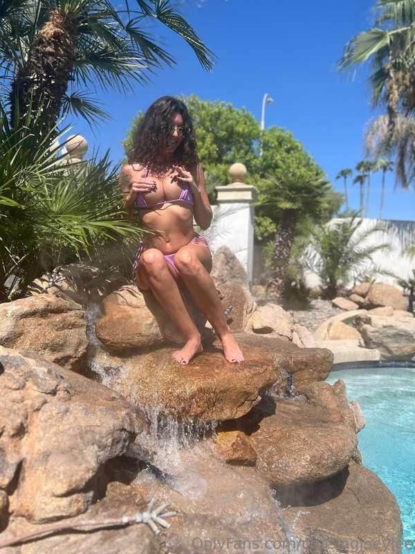 Raise your hand if you love boobies and bikinis 🙋🏻‍♀️