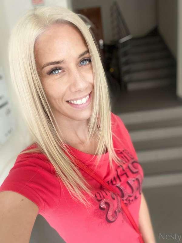 blonde hair with blue eyes 💋