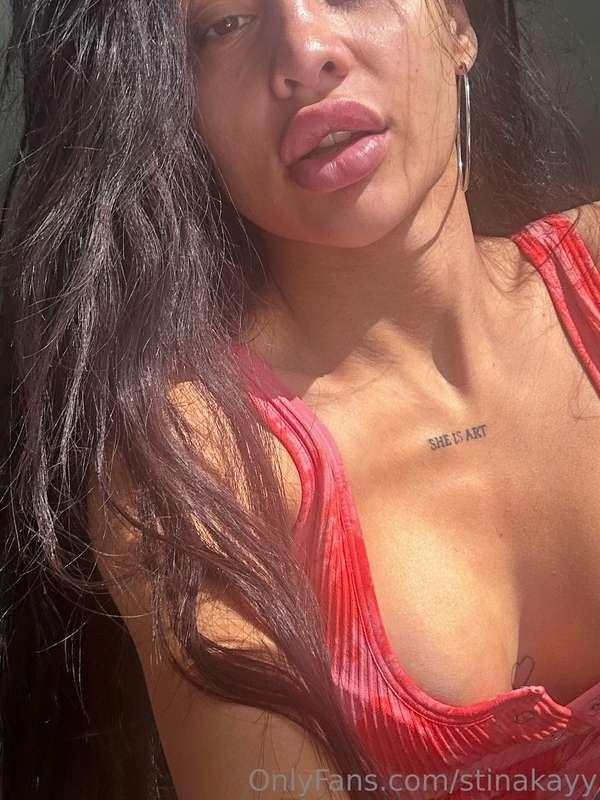 Biting my lip, thinking about all the things i wanna do to y..