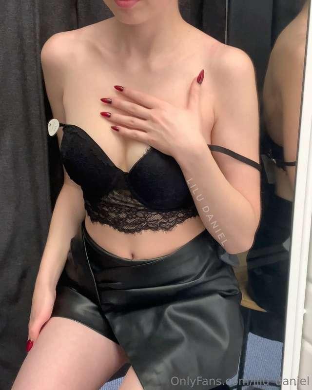 Swipe to undress me in dressing room 🤤💦