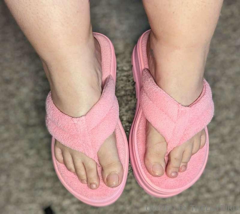 I think my feet look even better in sub funded shoes 💅🏻