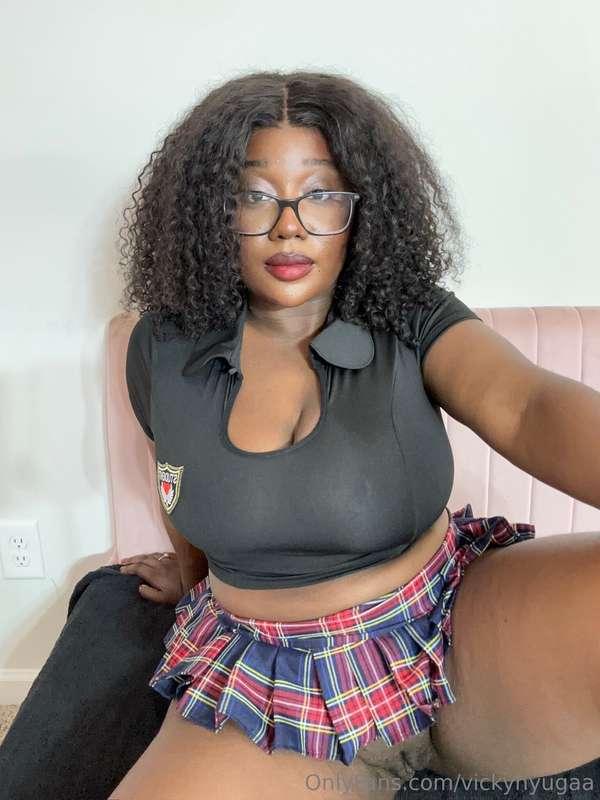 SWIPE for a pussy flash😈
