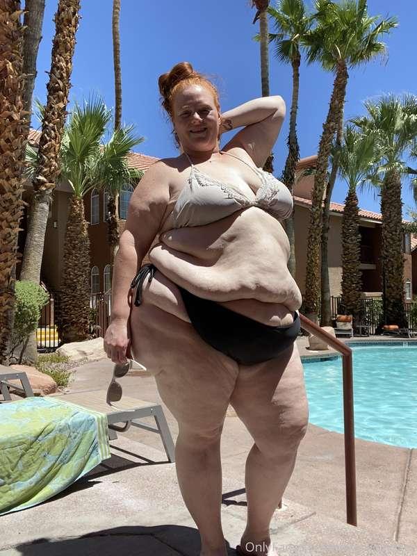 Enjoying a good pool day!! Video to come soon with @deliciou..