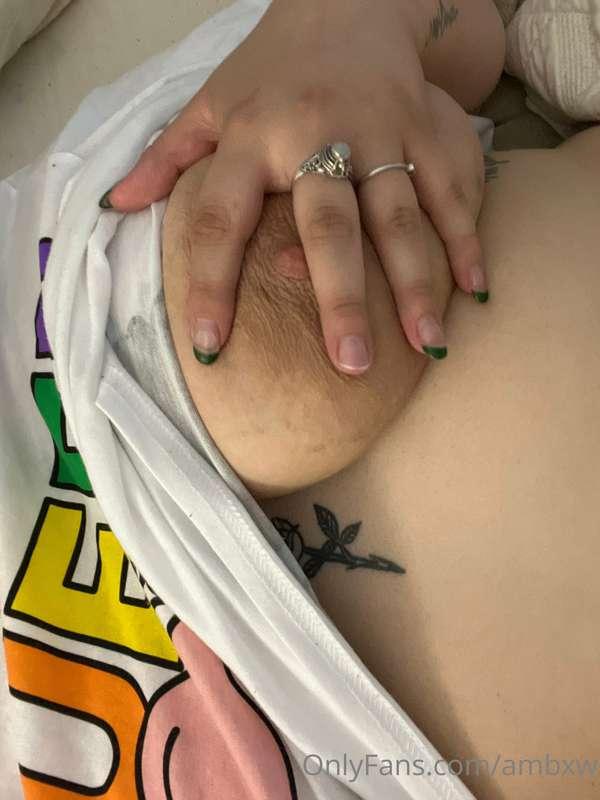Tip this photo if you want a custom boob video 😘