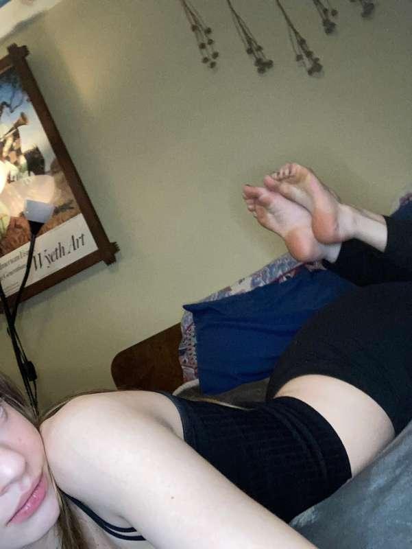 Posing and showing off sexy soles for all my foot boys 👣  🌹