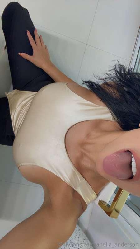 it's 👅👅👅 time now. check your dms papi 💕