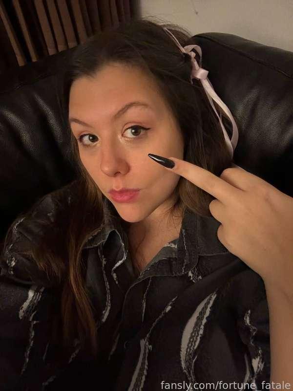 I am sending you this message cause I can and I know that you will grab it and enjoy it
after all, you are an obedient dog who craves the attention of his mistress

#middlefinger #goddess #simp #worship #findom #sph #femaledomination #nails
#brat #domme #fortune_fatale