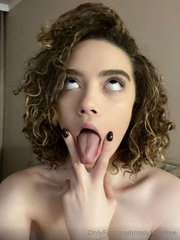 Let me distract you👉@evacurly💋 Cute girl @evacurly loves to ..