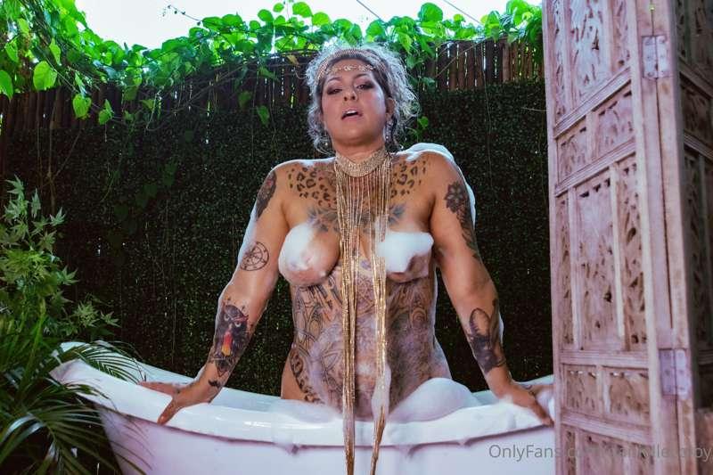 The photo set only portion! A nice soapy bath for your enjoy..