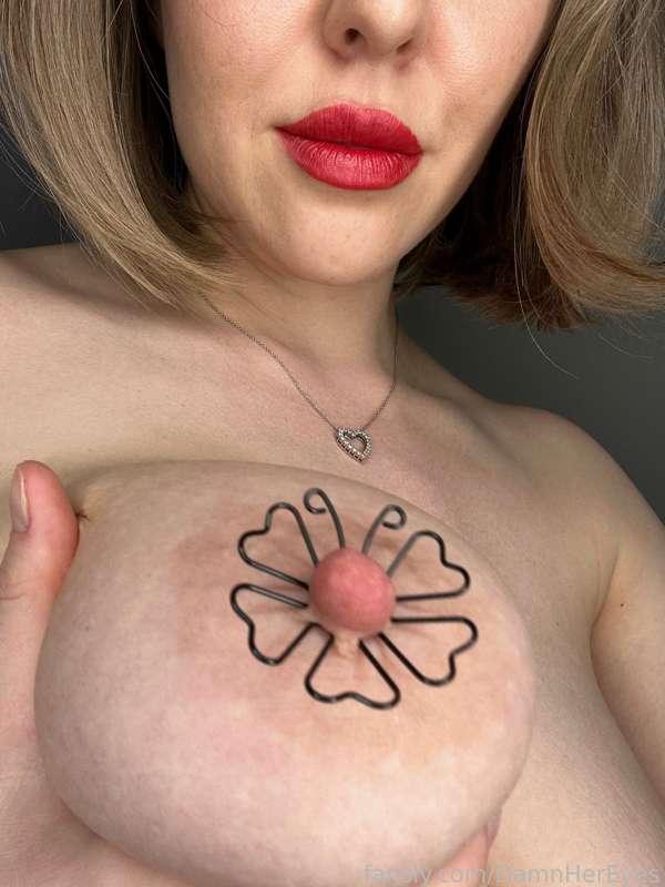 Does this look more like a flower or like a butterfly? 🤔

#blonde #bigtits #mommy #curvy #natural #milf #goddess #bigboobs #nipples