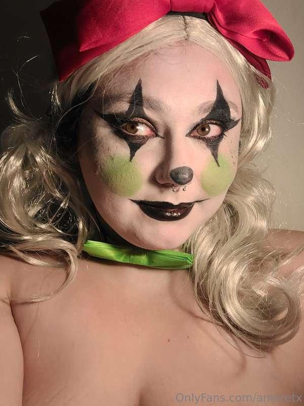 Clown selfies I didn't release! 

I really want to do more c..