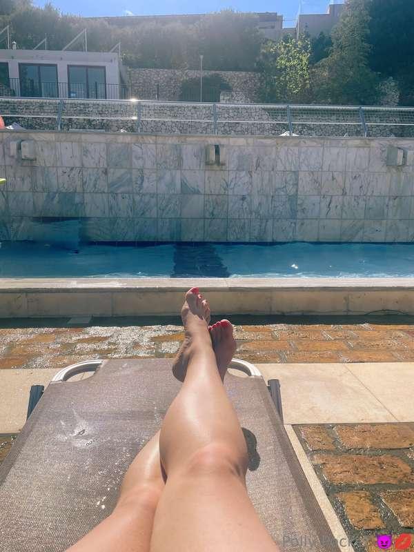 Currently on vacation ☀️ I may be quiet for a while 💋💋