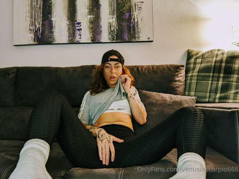 Yoga Goddess. Here to make your dick twitch 😈
