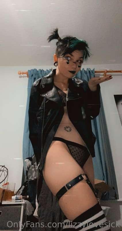 2 years ago swipe for leather and butts 🖤
what do you think ..