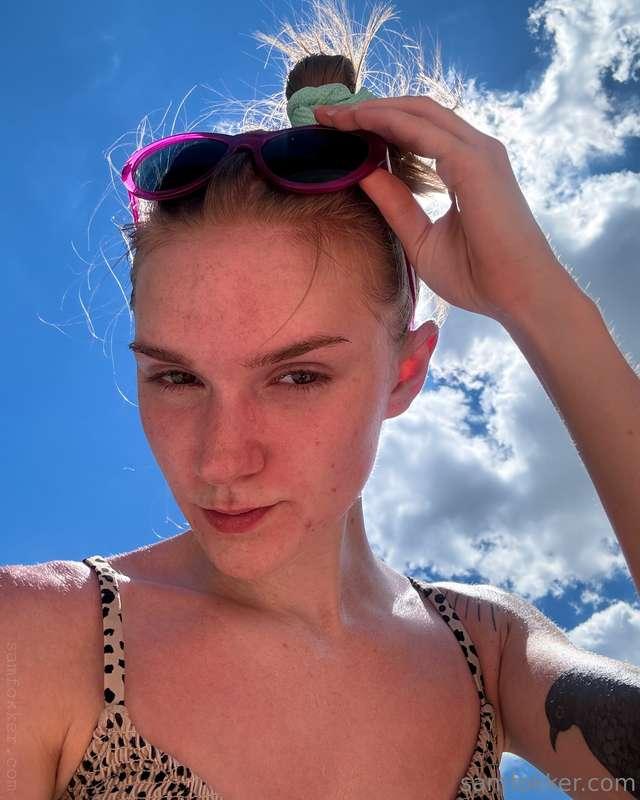 Wish you could fuck me poolside? 👙 My toes match my sunglass..