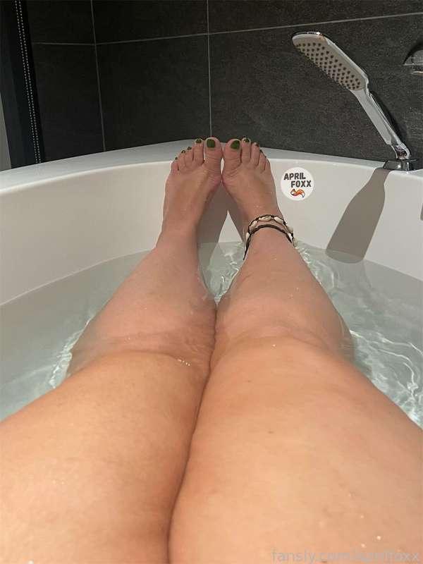 Would you let me wrap my feet around your cock before you slide it in? 🍆👣