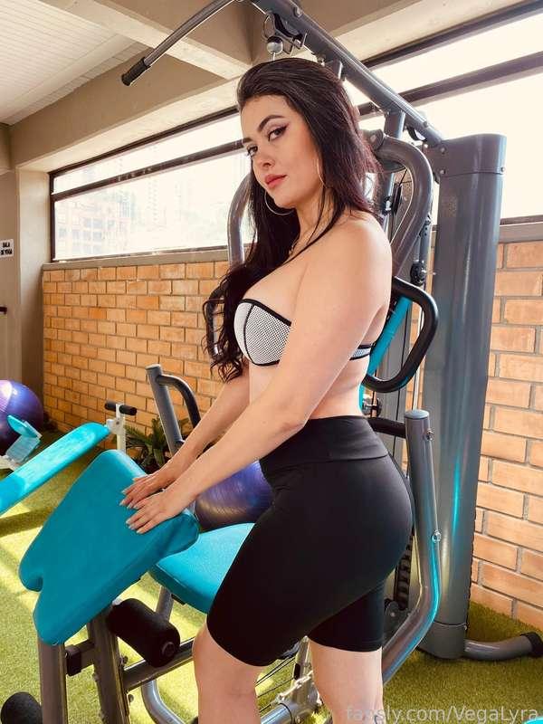 Check out my hot workout routine😈 you'd surely faint if we were in the same gym🤭


#fyp #gym #boobs #workout