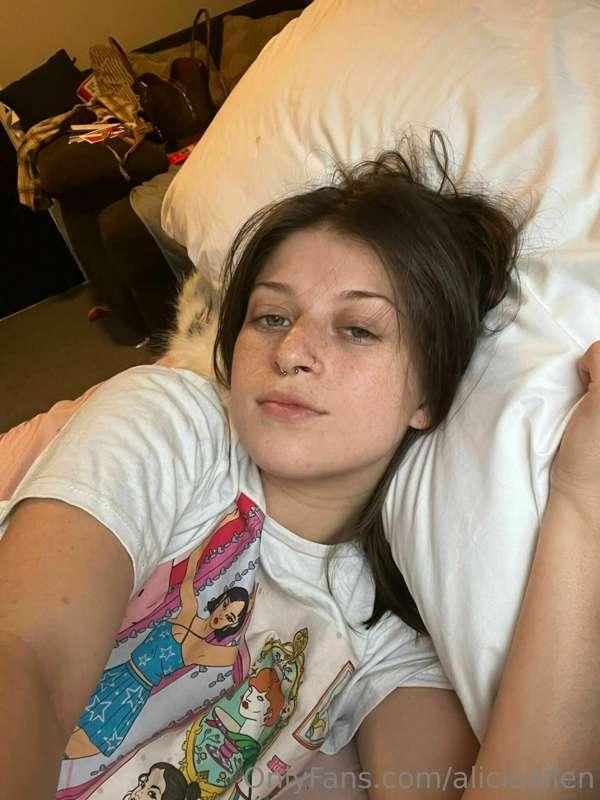 wanna get in bed with me?? Send a dm 😜