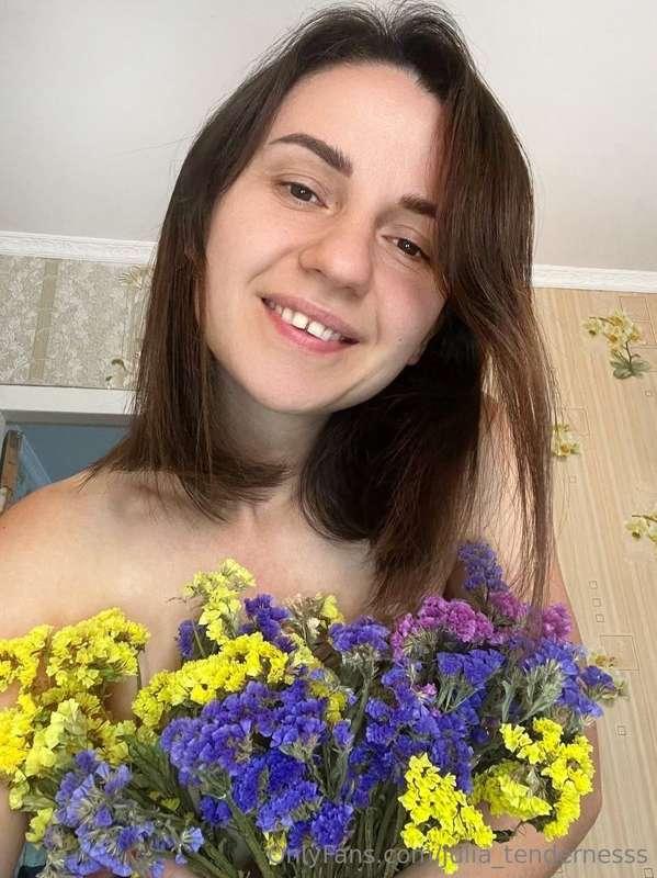 Flowers always adorn a woman🥰. And it's not about specific b..