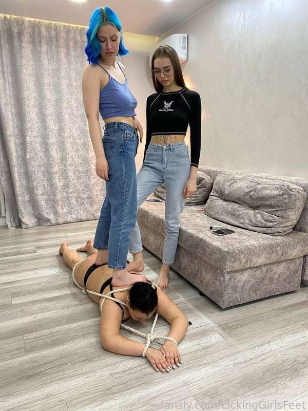 lickinggirlsfeet image #0