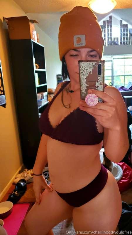 Does the beanie with nothing but a bra and panties say "i to..