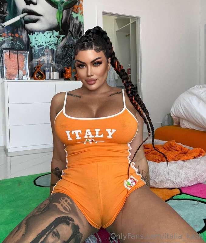 Pussy so fat it eats up my short pants 👅