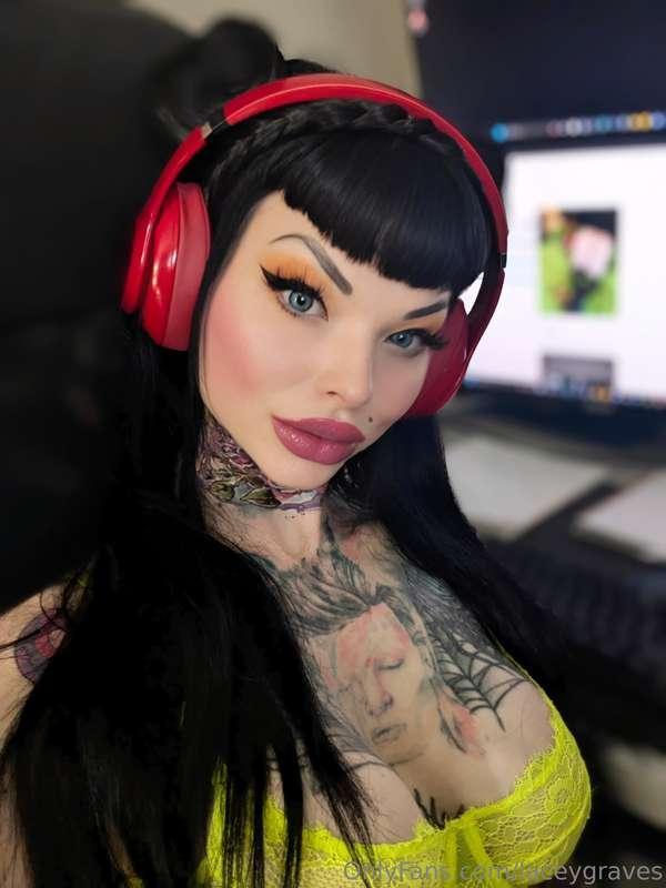 Editing clips like crazy but I look so cute that I should pr..