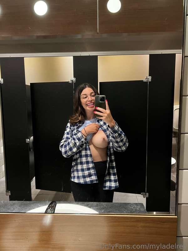 Workplace 'selfies' are the best selfies, right? 🤠