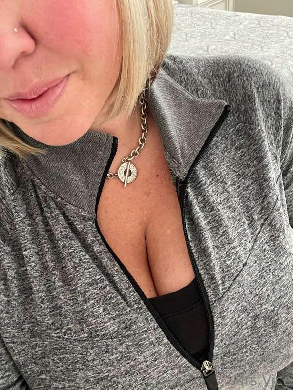 Just a lil’ cleavage tease first though 😇😈