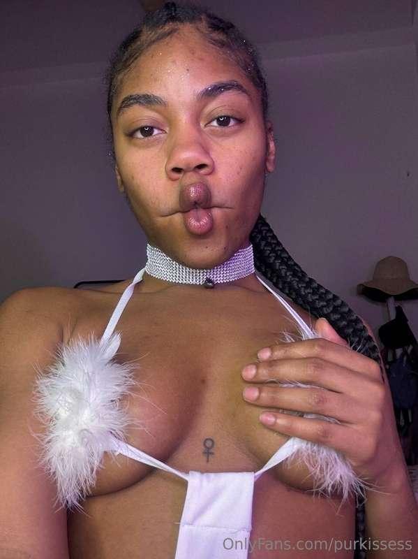 # @themistressla loves squirting and bending over 🍑👸🏾🦶𝗛𝗘𝗘𝗟𝗦,..