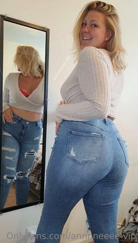 What’s better than a booty in jeans? 
A booty out of jeans 🤭..