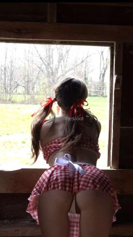 Country cutie with a wild side… wanna plow my fields? 😉https..