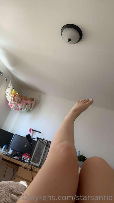 morning my loves, who likes feet??😈