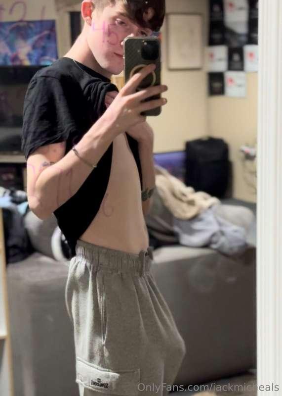 How’s your night going ? Message me I’m bored 😴