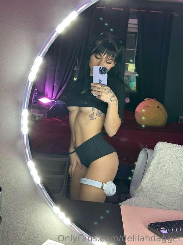 there's a buffet around and she's wearing black :3