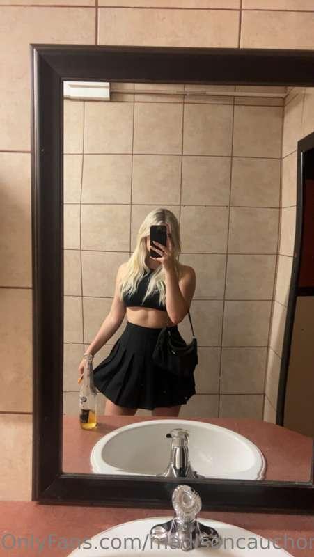 A little mini skirt kind of day today 🥰