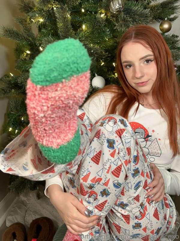 Fun fact, I reallly love fuzzy socks !❤️💚
