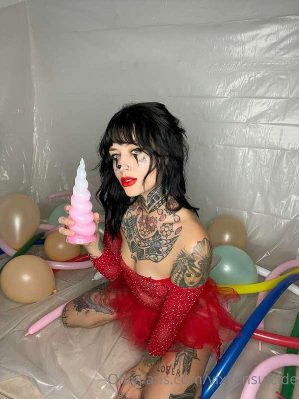 Wanna watch me shove this unicorn horn dildo in my pussy? 💖