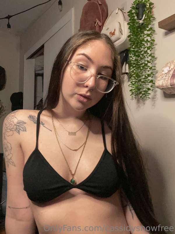 i'm bored 🙄 i wanna make some dicks hard today