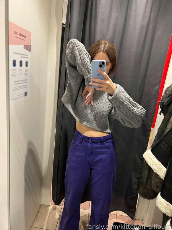 There's something about trying on clothes in a #fitting room that makes me want to show off my body and tease you with suggestive photos 🥵🙈

#smalltits 
