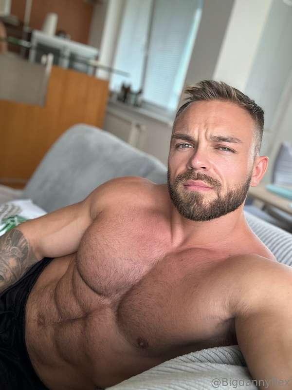 Do you have time for this muscular man? 🔥😈
