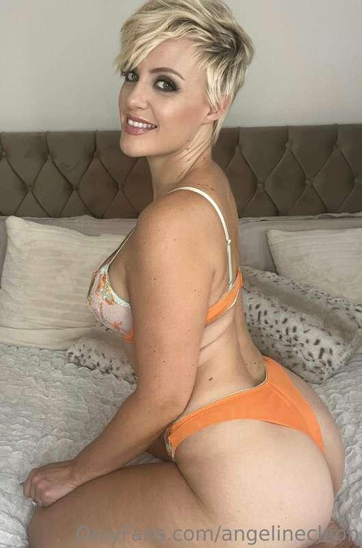Good morning 🍑 felt cute… might show you some titties later ..