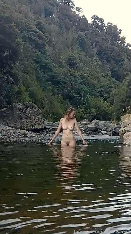 As gorgeous as it was to have the river valley all to myself this evening (I think!), it would have been fun to have someone to share this skinny dipping experience in the mountains with me 💦 would you like to join me? 🤭

#fyp #natural #nature #public #tits #outdoors #outdoor #nude #nudist #exhibitionist #skinnydipping