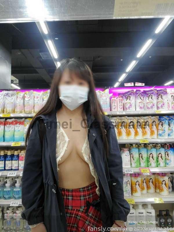 After filming and taking selfies everywhere in the store, of course, I have to have a masturbation orgasm.

在賣場到處錄影自拍後,當然要去好好的自我安慰一下囉