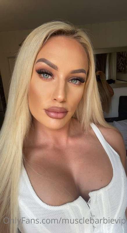 Focus on my eyes and nowhere else 😘