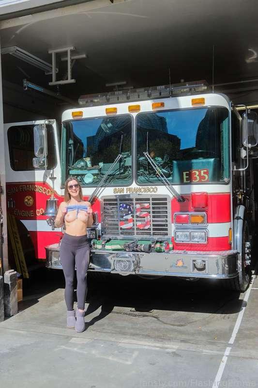 San Francisco is so free! I love men in uniform and asked the sexy firefighters if I could flash with their fire truck 👨🏻‍🚒

Today I’m headed out to make some full videos in public. Wish me luck 😘