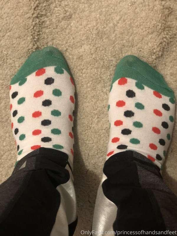 Who likes my cute holiday socks ? ❤️🤍💚 Now who wants to see ..