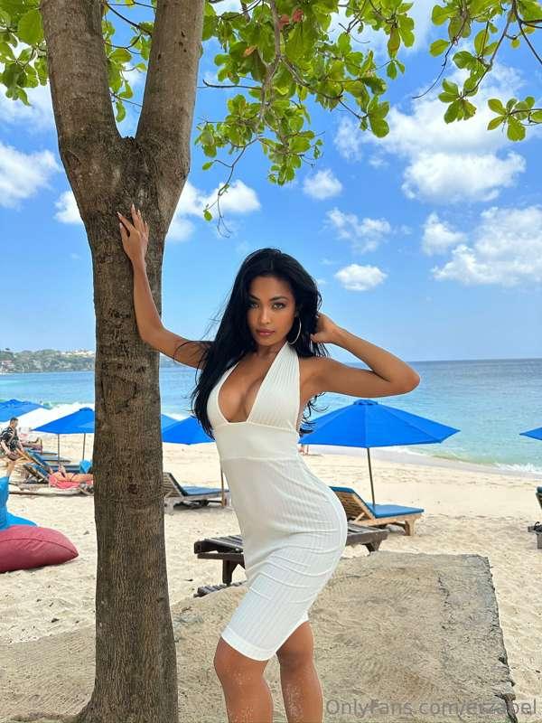 What's your go-to beach flirting move? 🥰