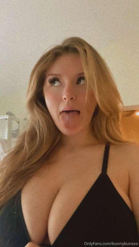 Tongues out 👅tiddies OUT 🍒